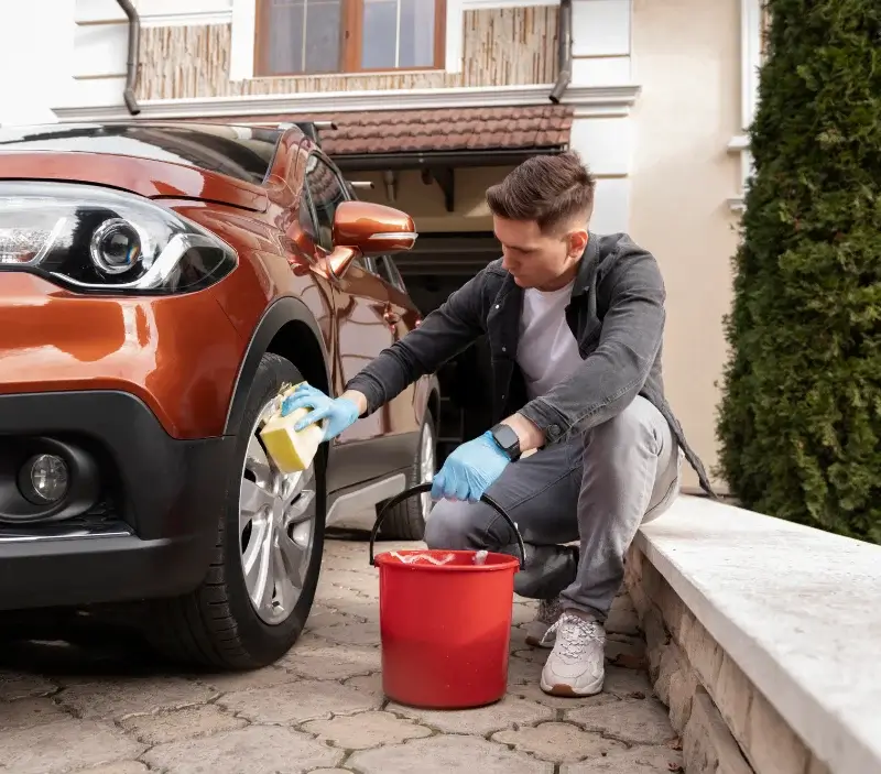 Lavage auto à domicile Châtenoy-le-Royal : professionnel intervenant sur un véhicule